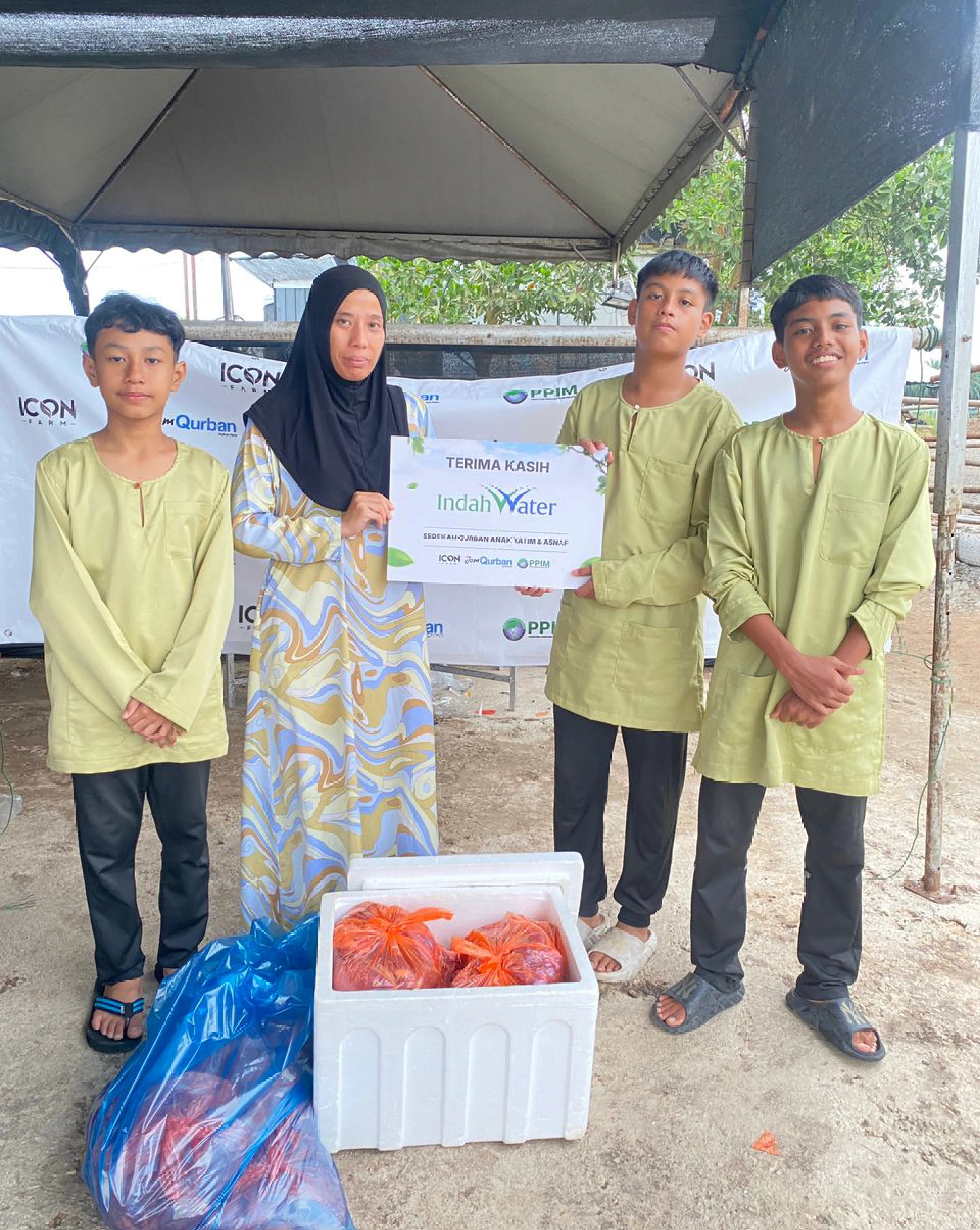 Agihan daging qurban kepada anak yatim