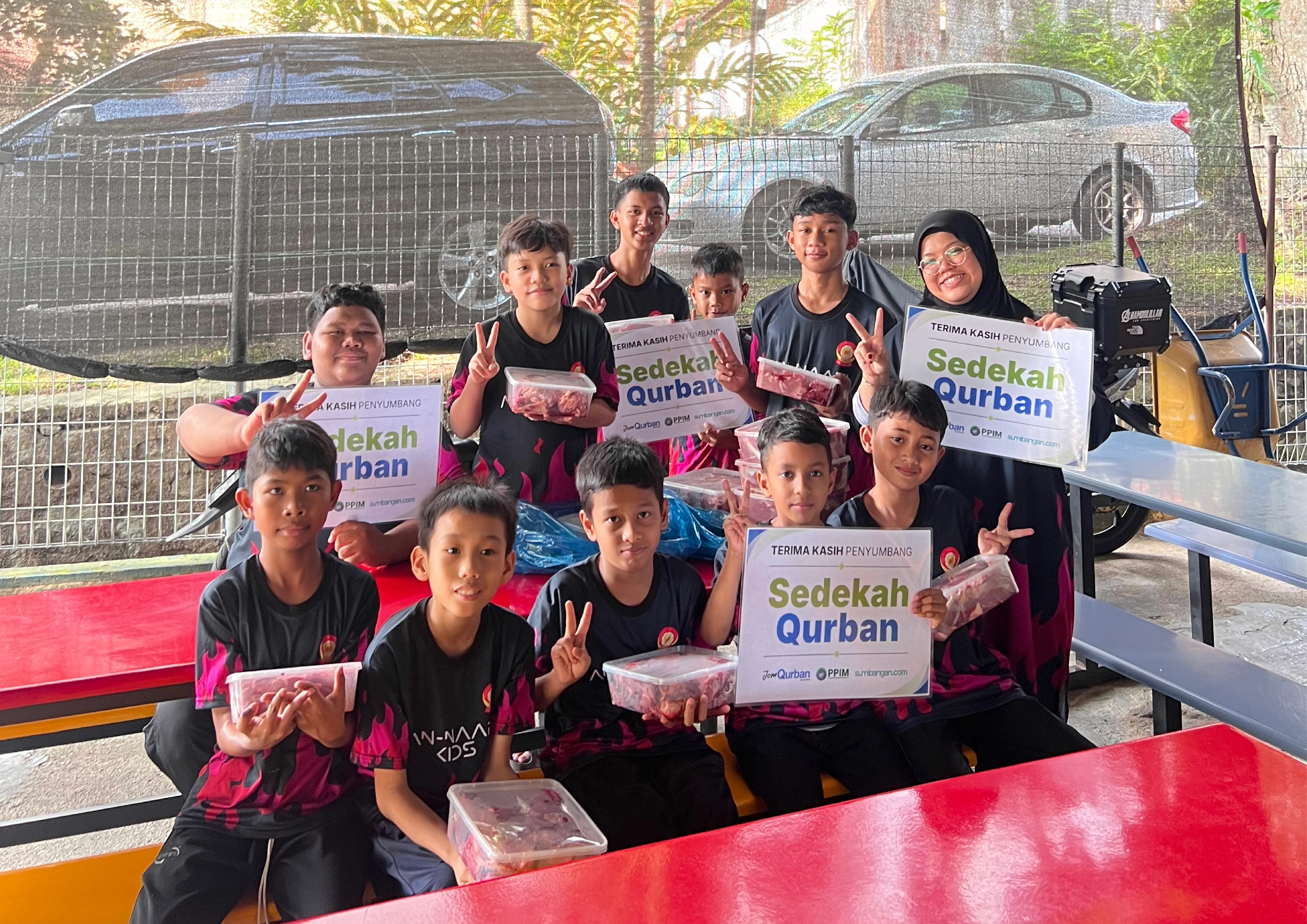 Agihan daging qurban kepada penerima