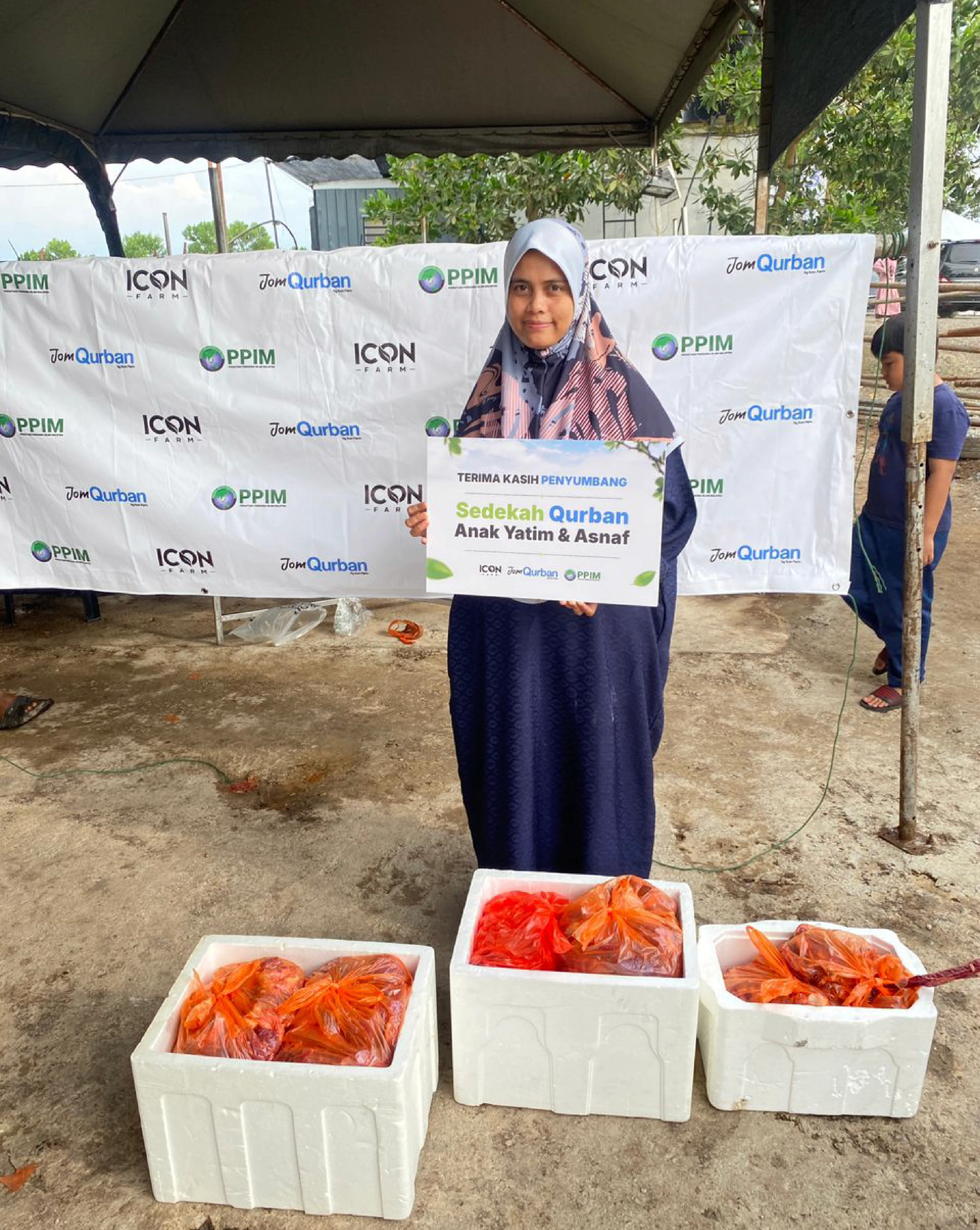 Agihan daging qurban kepada yang memerlukan