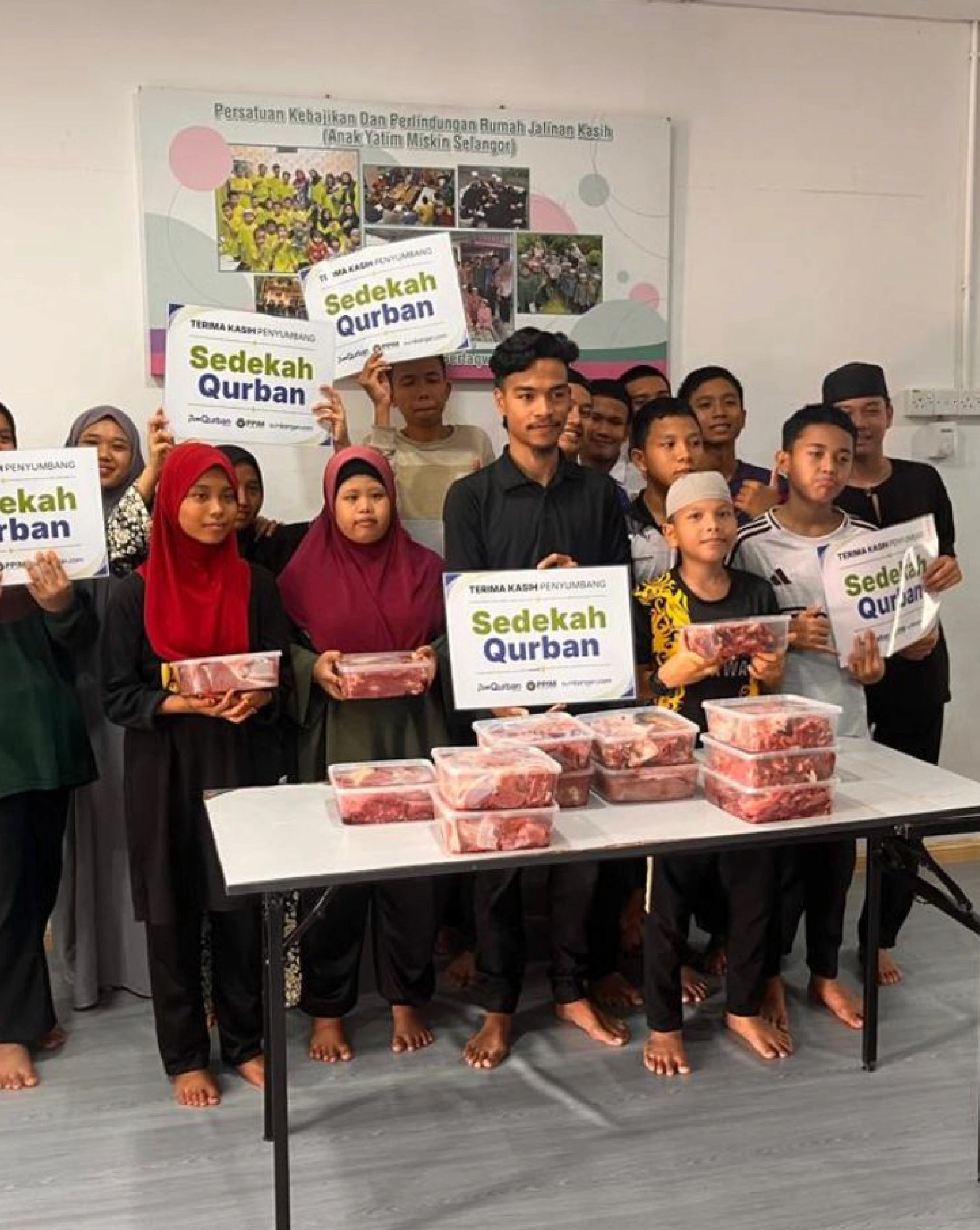 Agihan daging qurban kepada kumpulan penerima